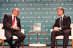 Ngoại trưởng Lithuania Kęstutis Budrys (bên phải) tham dự tọa đàm tại Viện Nghiên cứu Hudson (Hudson Institute) và phản hồi về những chính sách của Lithuania đối với Đài Loan. (Ảnh: CNA)