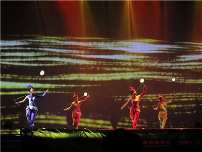 Đoàn Nghệ thuật Diabolo Dance Theatre biểu diễn tại Gia Nghĩa, thu hút 5000 khán giả đến xem. (Ảnh: Chính quyền huyện Gia Nghĩa cung cấp)