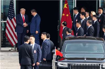 Cuộc gặp giữa Tổng thống Mỹ Donald Trump và Chủ tịch Trung Quốc Tập Cận Bình diễn ra vào ngày 30/10 tại Busan - Hàn Quốc, ông Donald Trump  bắt tay ông Tập Cận Bình trước khi rời đi (Ảnh: Reuters/shutterstock)
