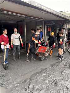 Ngay sau khi xảy ra lũ quét tại xã Quang Phục huyện Hoa Liên, chị Đào Thị Quế đã cùng một số chị em người Việt tới hiện trường để động viên và hỗ trợ các gia đình chị em Việt Nam bị thiệt hại tại địa phương (Ảnh: FB Đào Thị Quế)