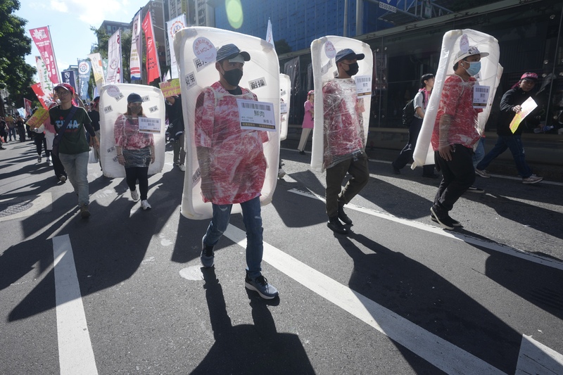 Các đoàn thể lao động nước ngoài  xuống đường kêu gọi bãi bỏ giới hạn số năm làm việc đối với lao động tay chân. Bộ Lao động phản hồi, trong 3 năm qua, có 60.000 lao động nước ngoài làm việc lâu năm đã chuyển đổi thành nhân lực kỹ thuật. (Ảnh: CNA) 