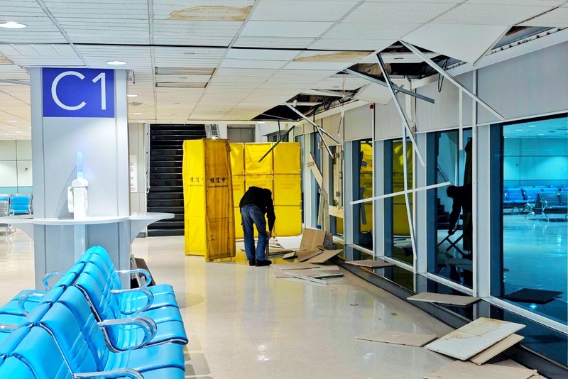 Động đất 7 độ Richter khiến la phông trần nhà tại khu vực sảnh chờ của Sân bay Quốc tế Đào Viên rơi xuống. (Ảnh: CNA)