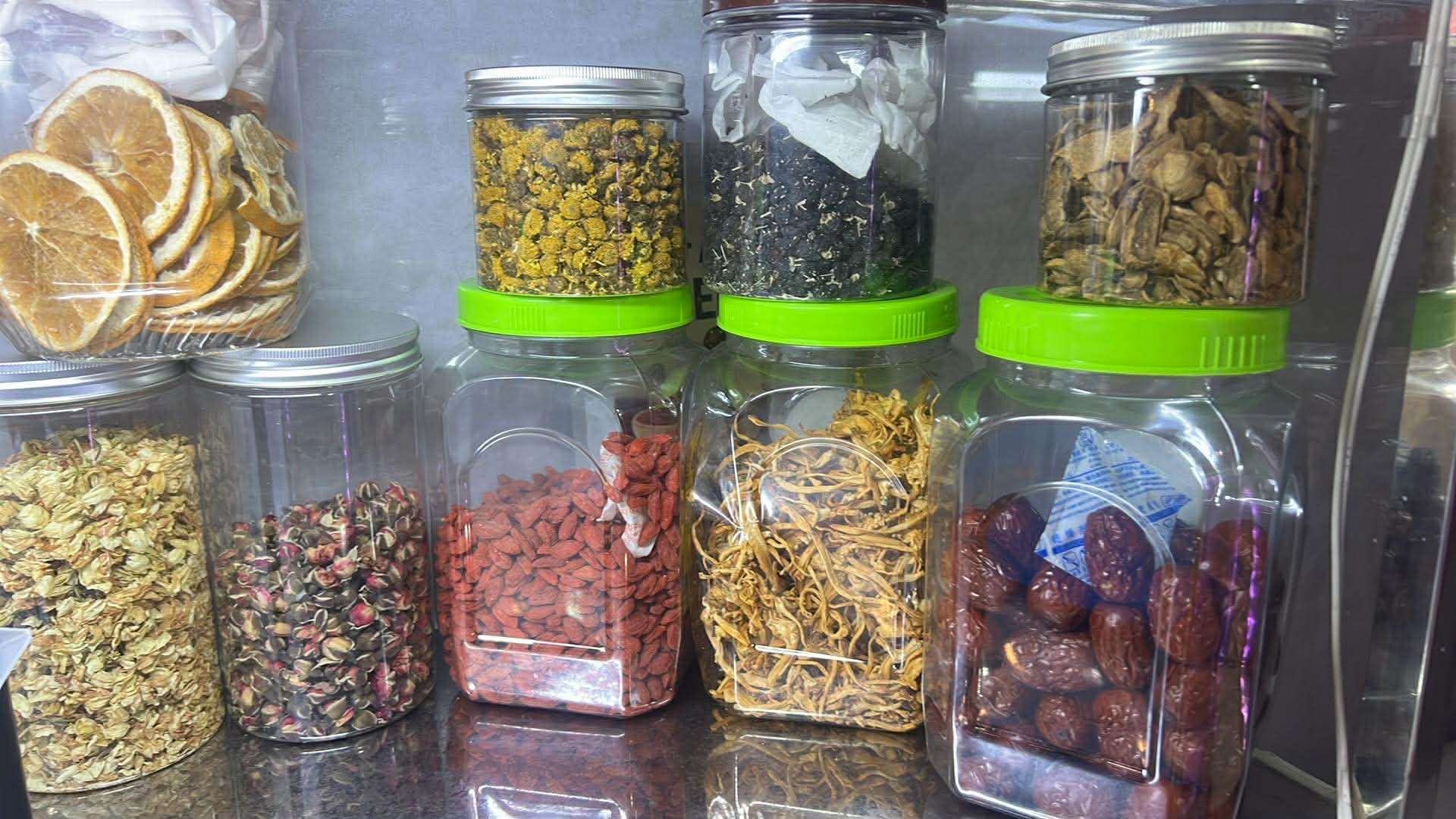 Có thể pha trà hoa cúc kết hợp với nhiều thành phần dược liệu Đông Y để tạo ra thức uống "phiên bản tăng cường công dụng" (Ảnh: Hải Ly)