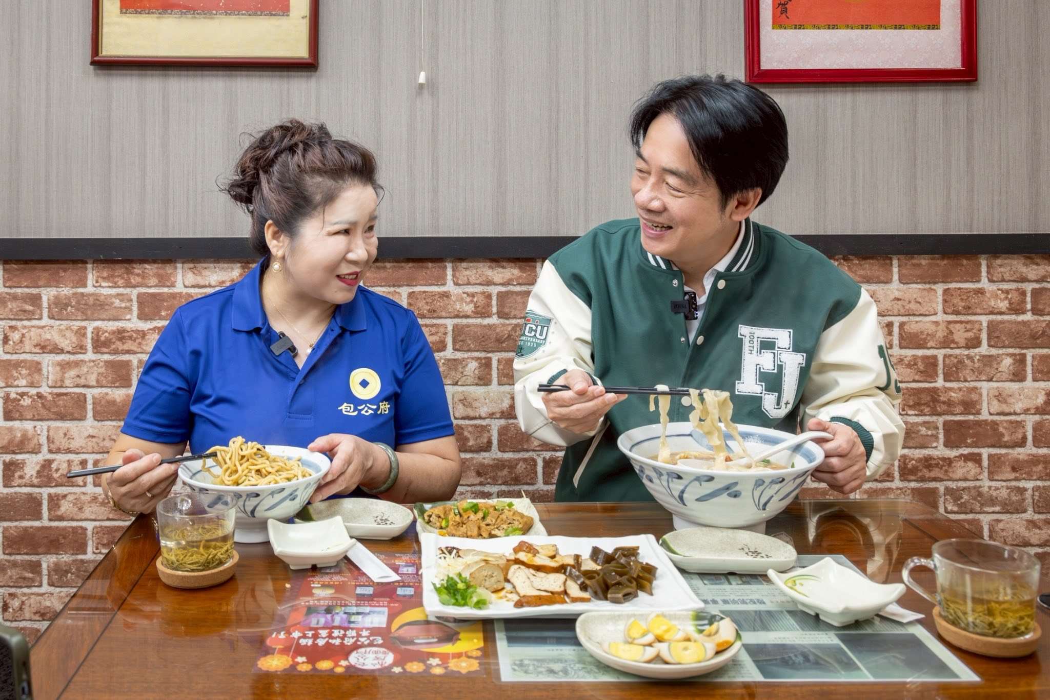 Ngày 13/12 Tổng thống Lại Thanh Đức đăng tải video mới nhất trên kênh youtube, trong video Tổng thống đến thăm quán mì “Khai Phong Bao Công Phủ” tại thành phố Đài Bắc và trò chuyện với chủ quán Quách Minh Hoa, di dân mới người gốc Trung Quốc sang Đài Loan lập gia đình đã hơn 20 năm (Ảnh: Phủ Tổng thống cung cấp)