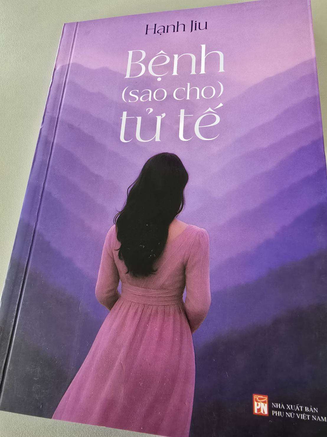 Thông qua cuốn tự truyện "Bệnh sao cho tử tế" , Phó giáo sư - tiến sĩ Xã hội học Nguyễn Thị Vân Hạnh đã chia sẻ những kinh nghiệm điều trị ung thư máu thực tế của bản thân, hy vọng giúp những người có hoàn cảnh tương tự có thể định hướng và vượt qua quá trình điều trị nhẹ nhàng hơn (Ảnh: Hải Ly)