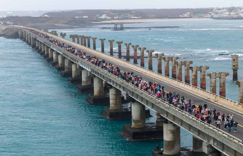 Lễ  hội hành quân Bành Hồ 2025  diễn ra đầy khí thế với sự tham dự của 1500 người, trải dài khắp cây cầu vượt biển dài 2,5 km (Ảnh: Chính quyền huyện Bành Hồ/CNA)