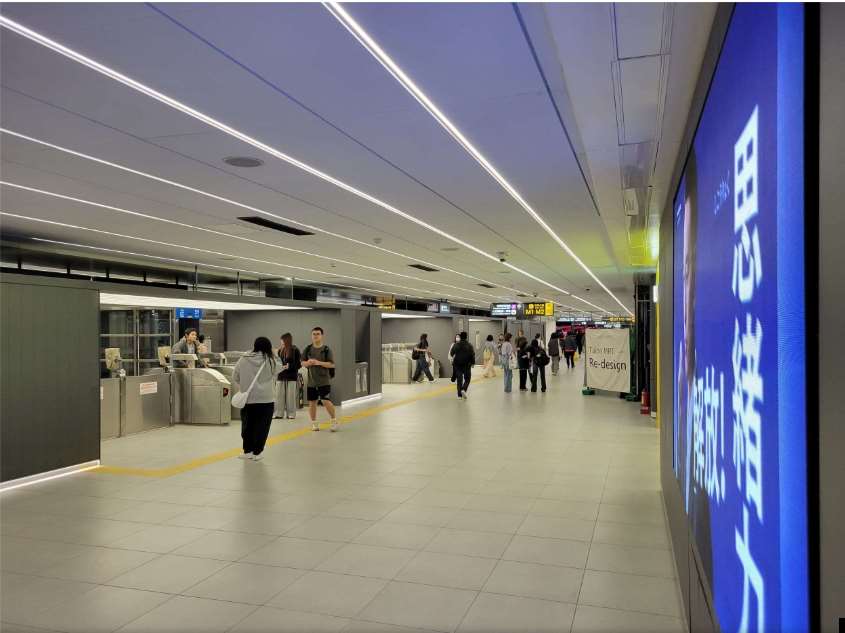 Khu vực nhà ga ở tầng hầm B3, là địa điểm trung chuyển của tuyến line đỏ tàu điện ngầm Đài Bắc, tuyến xe lửa và tuyến tàu cao tốc, nhà thiết kế đã vận dụng các màu trung tính và nhẹ nhàng tạo nên bầu không khí thoải mái cho nhà ga. (Ảnh: Phóng viên Đài Rti: Nghiêu Thần Thư)