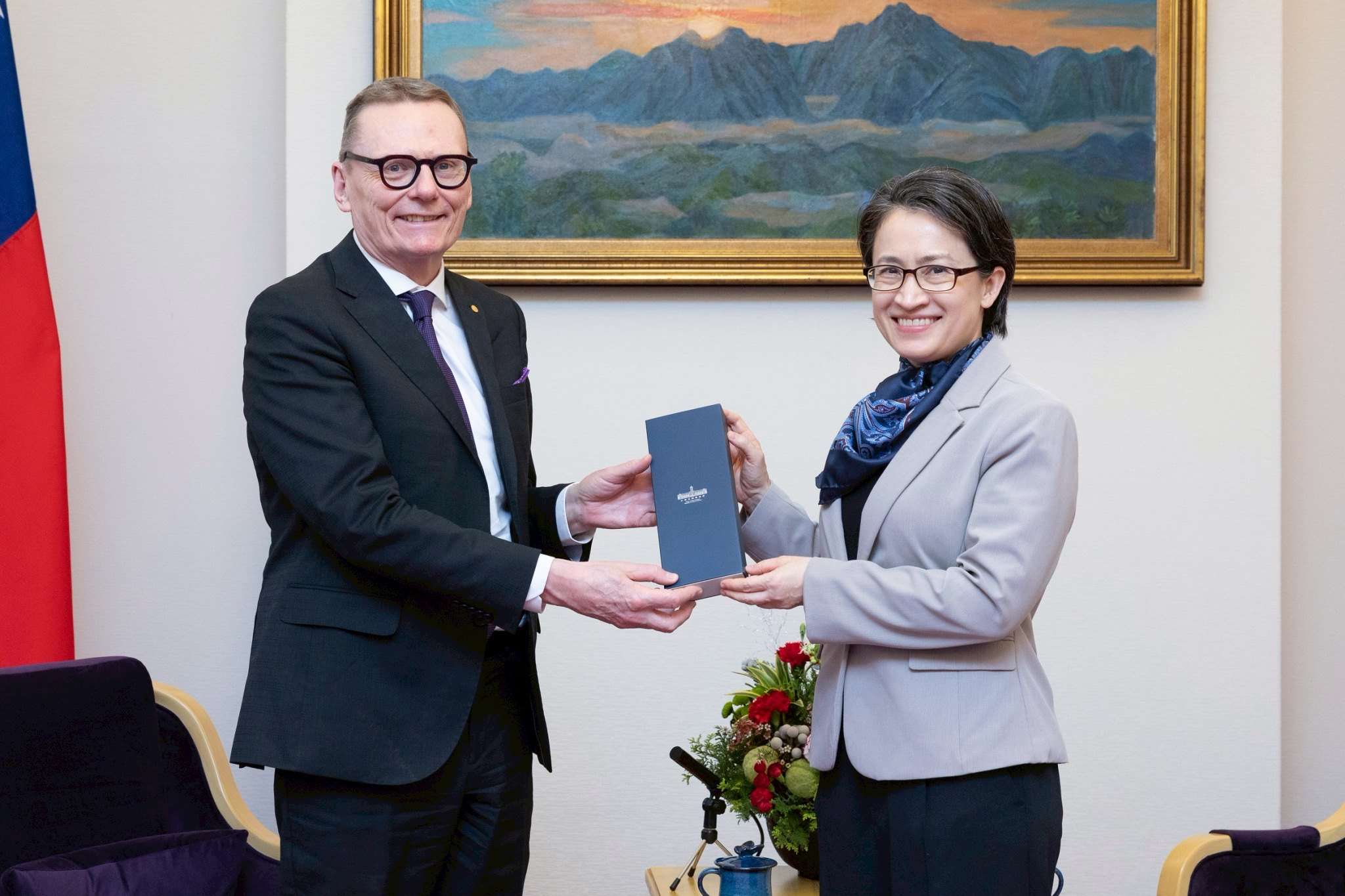 Phó Tổng thống Tiêu Mỹ Cầm tiếp kiến nhà kinh tế học James A. Robinson - người đoạt giải Nobel Kinh tế 2024 tại Phủ Tổng thống. (Ảnh do Phủ Tổng thống cung cấp)