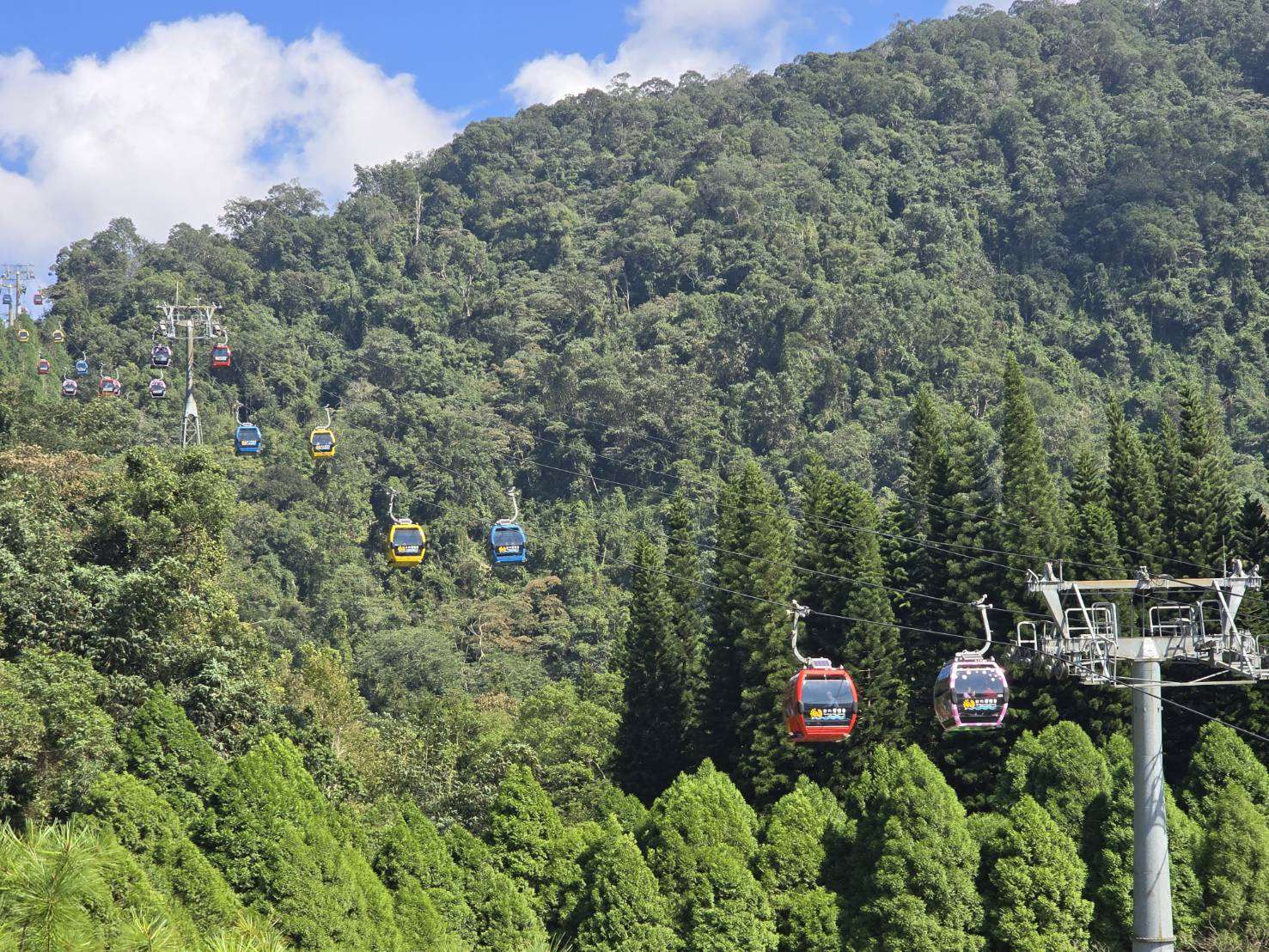 Đi xe cáp treo ngắm cảnh hồ Nhật Nguyệt tại Khu phong cảnh hồ Nhật Nguyệt, huyện Nam Đầu (Ảnh:Hải Ly)
