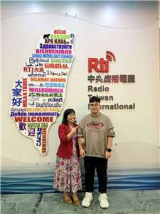 Chị Nguyễn Thị Duy Ly, giáo viên trợ giảng khoa Điện Cơ Trường Đại học Khoa học và Công nghệ Khai Nam cùng em Nguyễn Bá Phúc, sinh viên năm nhất khoa Điện cơ (Ảnh: Hải Ly)