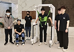 Đài Loan phát triển robot phục hồi chức năng đi bộ, thực tiễn “đi bằng ý nghĩ”. (Ảnh: CNA)