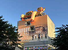  Bức tường bên ngoài ga MRT Songzhu tại Đài Trung được phủ một tấm bạt lớn có hình ảnh về buổi concert của ban nhạc Mayday (ảnh: CNA)