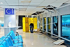 Động đất 7 độ Richter khiến la phông trần nhà tại khu vực sảnh chờ của Sân bay Quốc tế Đào Viên rơi xuống. (Ảnh: CNA)