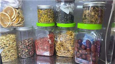 Có thể pha trà hoa cúc kết hợp với nhiều thành phần dược liệu Đông Y để tạo ra thức uống  "phiên bản tăng cường công dụng" (Ảnh: Hải Ly)