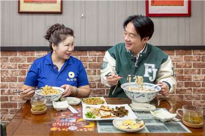 Ngày 13/12 Tổng thống Lại Thanh Đức đăng tải video mới nhất trên kênh youtube, trong video Tổng thống đến thăm quán mì “Khai Phong Bao Công Phủ” tại thành phố Đài Bắc và trò chuyện với chủ quán Quách Minh Hoa, di dân mới người gốc Trung Quốc sang Đài Loan lập gia đình đã hơn 20 năm (Ảnh: Phủ Tổng thống cung cấp)