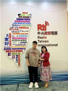 Chị Nguyễn Thị Duy Ly, giáo viên trợ giảng khoa Điện Cơ Trường Đại học Khoa học và Công nghệ Khai Nam cùng em Nguyễn Bá Phúc, sinh viên năm nhất khoa Điện cơ (Ảnh: Hải Ly)