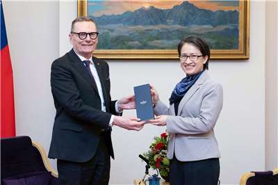 Phó Tổng thống Tiêu Mỹ Cầm tiếp kiến nhà kinh tế học James A. Robinson - người đoạt giải Nobel Kinh tế 2024 tại Phủ Tổng thống. (Ảnh do Phủ Tổng thống cung cấp)