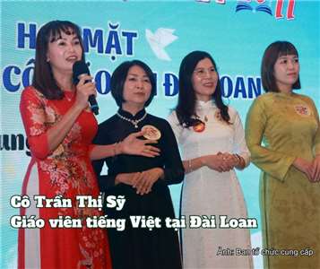 Cô Trần Thị Sỹ (ngoài cùng bên trái) chụp ảnh lưu niệm với các thành viên trong ban tổ chức buổi họp mặt “Chào mừng Ngày Nhà giáo Việt Nam 20/11” 