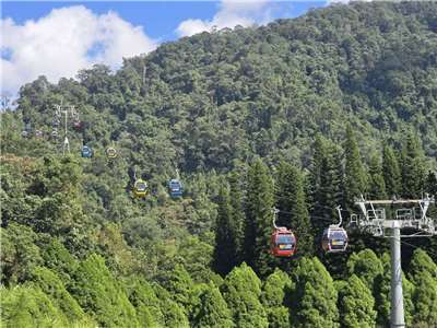 Đi xe cáp treo ngắm cảnh hồ Nhật Nguyệt tại Khu phong cảnh hồ Nhật Nguyệt, huyện Nam Đầu (Ảnh:Hải Ly)