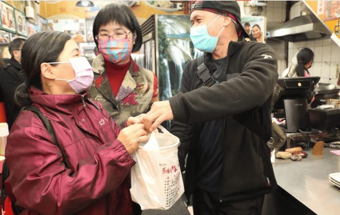 Tấm lòng nhân ái đằng sau tấm vé số từ thiện