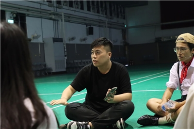 Đạo diễn trẻ Hoàng Thần Khải (ngồi giữa) đang thảo luận với nhóm diễn viên về vở kịch (Ảnh: Thần Khải cung cấp)