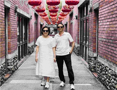 Chú Phan Tấn Sĩ và cô Trần Cao Diệu Phương, cha mẹ của một tiến sĩ người Việt hiện đang làm giảng viên tại một trường Đại học ở Đài Loan (Ảnh: Nhân vật cung cấp)