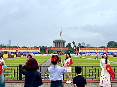 Trung Quốc, Nga, Belarus, Lào và Campuchia  sẽ cử quân đội tham gia lễ diễu binh cùng quân đội Việt Nam tại Quảng trường Ba Đình, Hà Nội. Gần đây, rất đông người dân đã đến đây chụp ảnh. (Ảnh: CNA)
