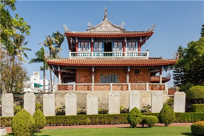 Xích Khảm Lâu tọa lạc tại khu Trung Tây, thành phố Đài Nam. Tiền thân của nó là khu vực đường phố thuộc “Thành lũy Provintia” được lập dựng vào năm 1625 dưới thời Hà Lan cai trị, năm 1653 người Hà Lan đã khởi công xây dựng một pháo đài kiểu châu Âu và hoàn thành vào năm 1655, đặt tên là “Thành Provintia” (普羅民遮城), Xích Khảm Lâu về sau này phần lớn là các công trình miếu thờ Nho giáo và Đạo giáo do người Hán lần lượt xây dựng trên nền thành lũy của người Hà Lan (Ảnh: Wikipedia)