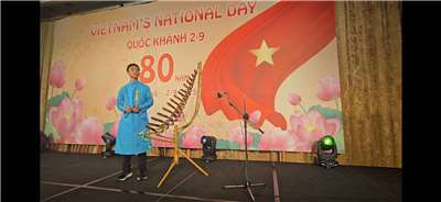 Em Tăng Tử Trạch, thế hệ hai di dân mới người Việt đầy tự hào khi được biễu diễn tiết mục độc tấu đàn Tơ-rưng tại Lễ Chào mừng Quốc Khánh Việt Nam lần thứ 80 được tổ chức tại Đài Loan (Ảnh: Hải Ly)