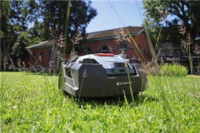 Robot cắt cỏ thông minh có thể liên tục cắt cỏ dưới trời mưa hoặc trời nắng, cắt tỉa ra một bãi cỏ bằng phẳng và đẹp mắt. (Ảnh: CNA)