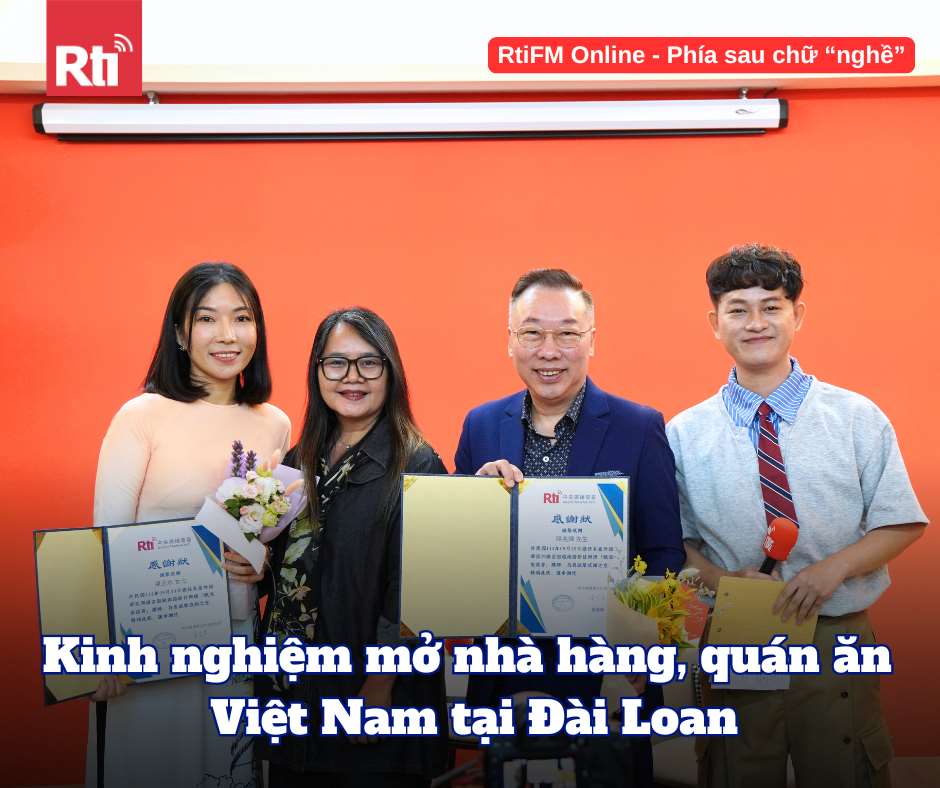 Khách mời Triệu Huy - Phó tổng giám đốc Công ty HH Thực phẩm Adam Quý (thứ hai thừ phải qua), và chị Ngọc Thủy - Chủ Nhà hàng Áo Dài (ngoài cùng bên trái) tham gia chia sẻ tại tọa đàm hướng nghiệp. (ẢNh: Ban Việt Ngữ - Đài Rti)