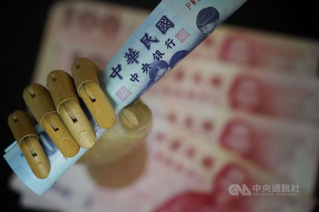 Viện Hành chính thông qua ngân sách đặc biệt 550 tỷ Đài tệ, bao gồm phát 10.000 tiền mặt cho toàn dân, hỗ trợ doanh nghiệp, đóng tàu tuần duyên. (Ảnh CNA) Viện Hành chính thông qua ngân sách đặc biệt 550 tỷ Đài tệ, bao gồm phát 10.000 tiền mặt cho toàn dân, hỗ trợ doanh nghiệp, đóng tàu tuần duyên. (Ảnh CNA)