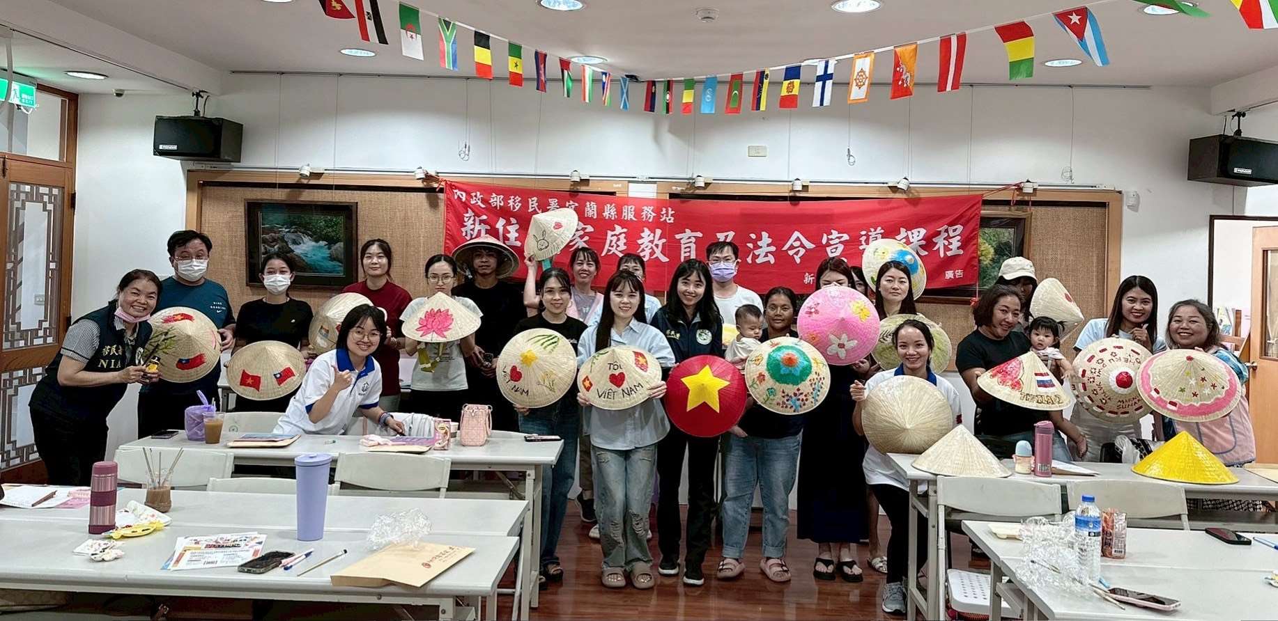 Sở Di trú Nghi Lan mời di dân mới trải nghiệm vẽ nón lá Việt Nam. (Ảnh: Trạm phục vụ huyện Nghi Lan)