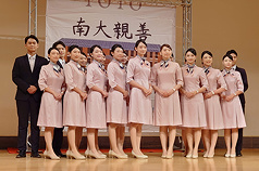 Đội Lễ tân đã cho ra mắt bộ đồng phục được thiết kế mới hoàn toàn, màu chủ đạo là hồng phấn, tượng trưng cho sự ấm áp và thân thiện. (Ảnh: CNA)