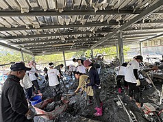 Xã Quang Phục, huyện Hoa Liên vẫn đang trong quá trình dọn dẹp và khắc phục hậu quả thiên tai. Trong ảnh là một nhóm tình nguyện viên đến hỗ trợ tại địa phương. (Ảnh: CNA)
