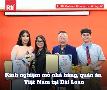 Khách mời  Triệu Huy - Phó tổng giám đốc Công ty HH Thực phẩm Adam Quý (thứ  hai thừ phải qua), và chị Ngọc Thủy - Chủ Nhà hàng Áo Dài (ngoài cùng bên trái) tham gia chia sẻ tại tọa đàm hướng nghiệp. (ẢNh: Ban Việt Ngữ - Đài Rti)
