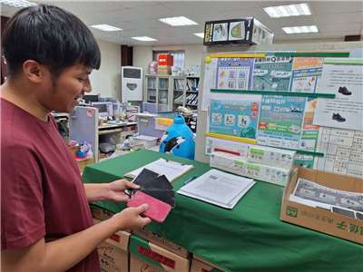 Cục Bảo vệ Môi trường thuộc chính quyền tp. Tân Bắc kêu gọi người dân mang điện thoại cũ đi tái chế để có cơ hội trúng thưởng điểm xanh môi trường và nhận quà.  (Ảnh: Chính quyền tp. Tân Bắc)