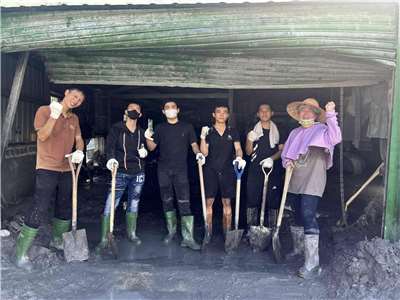 Các anh chị em người Việt đi cứu trợ  (Ảnh: Đào Thị Quế)