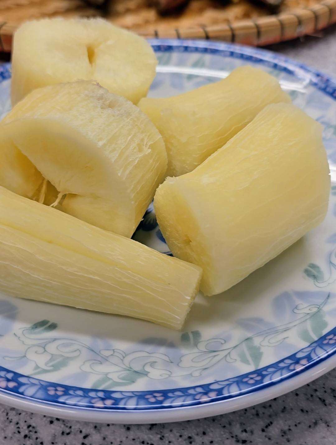 Củ sắn (khoai mì) nhất là phần vỏ có độc tính, vì vậy cần phải gọt thật sạch và nấu chín kỹ để đảm bảo an toàn (Ảnh: Hải Ly)