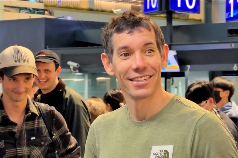 hoảng 9 giờ 10 phút sáng nay (26/1), Alex Honnold xuất hiện tại sân bay quốc tế Đào Viên cùng vợ là Sanni, để chuẩn bị lên máy bay rời Đài Loan sau khi thành công chinh phục tòa tháp Đài Bắc 101 vào ngày hôm qua 25/1 (ảnh: CNA)
