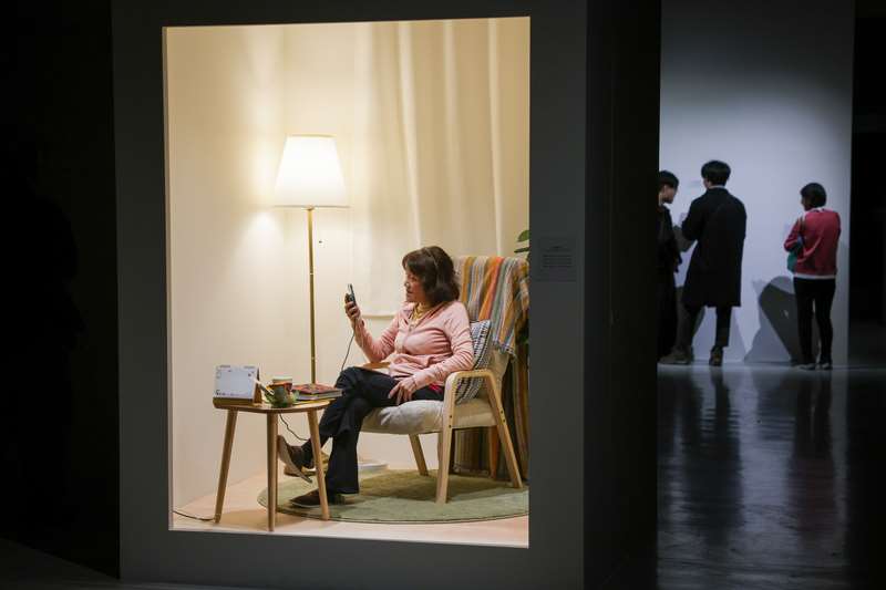 Tác phẩm nghệ thuật trải nghiệm gọi điện cho mẹ của Bảo tàng Mỹ thuật Đài Bắc khiến người xem xúc động rơi lệ (ảnh: CNA)