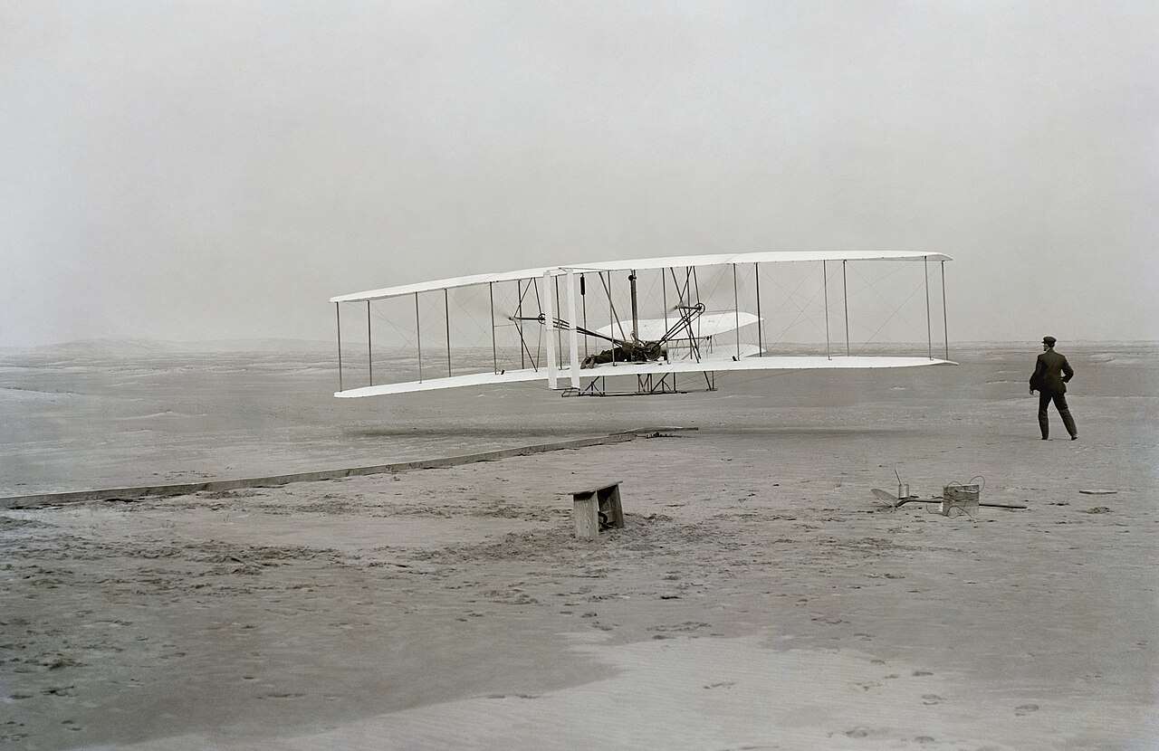 Ngày 17 tháng 12 năm 1903 tại Kitty Hawk, Bắc Carolina - Mỹ, anh em nhà Wright (Orville và Wilbur) đã thực hiện chuyến bay có kiểm soát, duy trì và thành công đầu tiên trong lịch sử loài người bằng chiếc Flyer I, đánh dấu sự ra đời của kỷ nguyên hàng không hiện đại, với chuyến bay đầu tiên do Orville thực hiện kéo dài 12 giây và bay được 36.5 mét (Ảnh: Wikipedia)