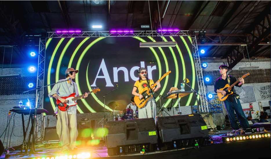 Trong hình là bức chụp nghệ sĩ Đài Loan Andr đang biểu diễn tại Chiang Mai, Thái Lan. (Ảnh do Cục Phát triển Ngành Công nghiệp Nghe nhìn và Âm nhạc thuộc Bộ Văn hóa Đài Loan cung cấp)