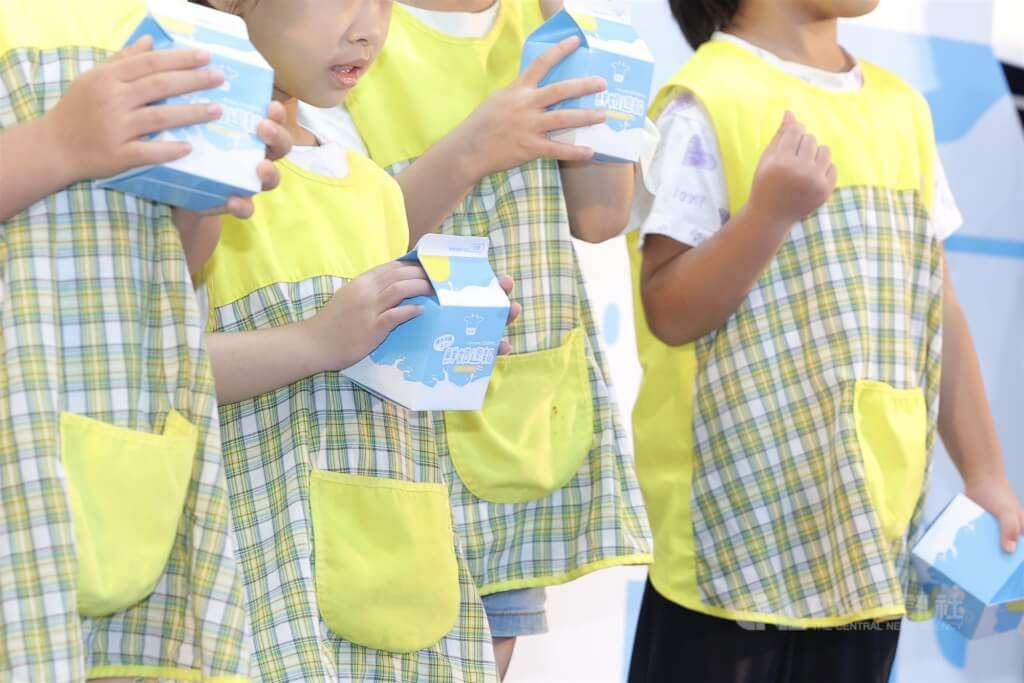 Từ một chai sữa tươi trao tay mỗi tuần, Cục Giáo dục thành phố Đài Bắc đã phát triển chương trình “Tuần lễ sữa tươi” thành một chính sách dinh dưỡng và giáo dục đột phá. Đây không chỉ là việc bổ sung dưỡng chất mà còn là bước tiến trong quản trị số và đổi mới tư duy giáo dục. (Ảnh: CNA)