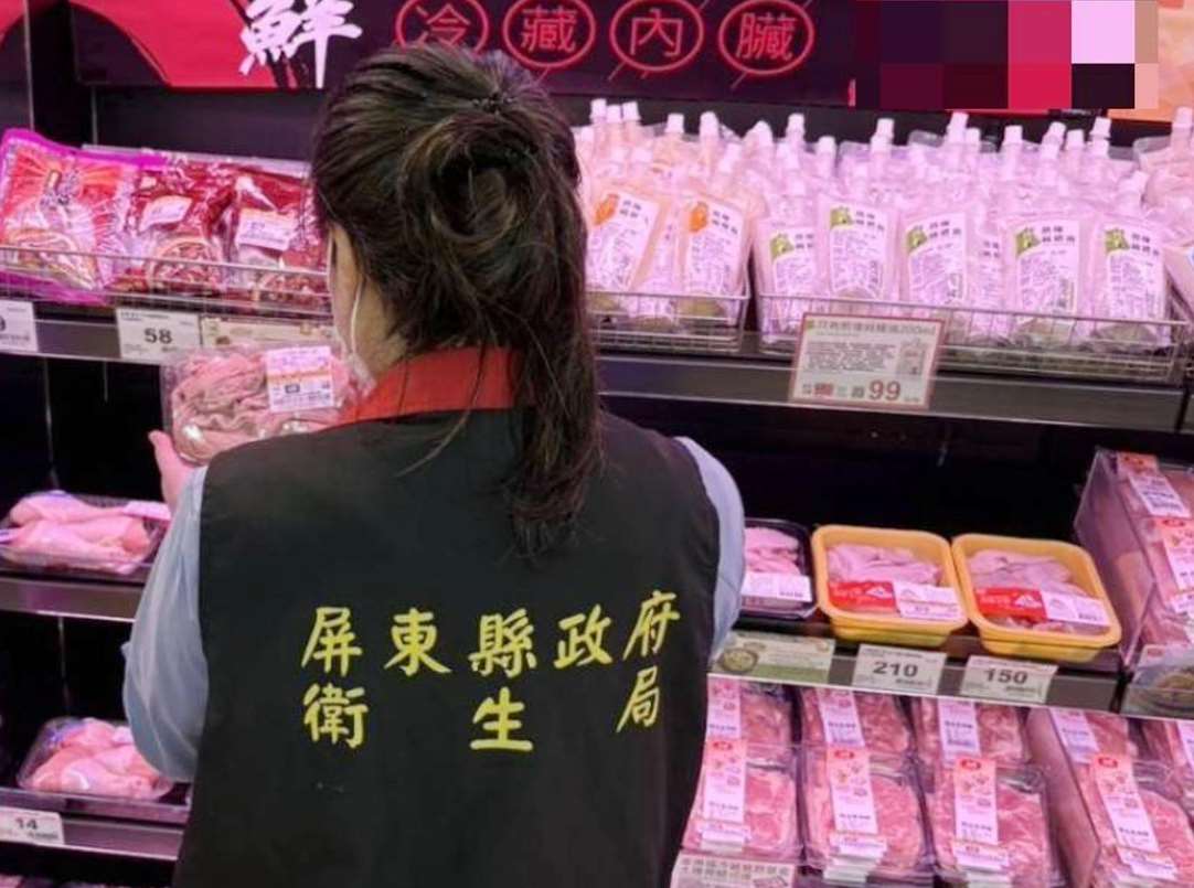 Nhằm tăng thêm hình thức đẹp mắt cho ruột già lợn để tăng doanh số, người phụ trách họ Dương của Công ty Thực phẩm Baiwei đã chỉ đạo nhân viên sử dụng ôxy già công nghiệp để tẩy trắng ruột già lợn, và đã tuồn ra thị trường tổng cộng 2.355 kg sản phẩm.  (Ảnh: Nền tảng tích hợp thông tin nhà cung ứng thực phẩm)