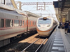 Hai vợ chồng cãi nhau trên sân ga Đài Trung rồi “nhảy xuống” đường ray nhặt đồ, có thể sẽ bị phạt từ 10.000 đến 50.000 Đài tệ. (Ảnh: CNA)