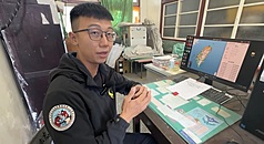 Khưu Kiến Quân, một thanh niên trẻ sinh sống tại thôn Lữ Phong, xã Trúc Điền, huyện Bình Đông, đã tự nghiên cứu và lắp đặt hệ thống cảnh báo động đất bằng loa phát thanh của thôn nhằm giúp cho người lớn tuổi hoặc người ít tiếp cận công nghệ cũng có thể nhận được cảnh báo động đất. (Ảnh CNA)
屏東竹田青年架設地震廣播系統　助村民預警
屏東竹田鄉履豐村青年邱建鈞（圖），水電專長結合
科技，架設地震廣播系統，讓村民能提早預警避難。
（民眾提供）
中央社記者李卉婷傳真　114年12月28日
