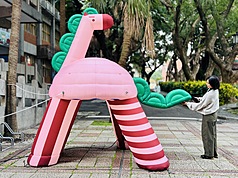 Bảo tàng Di tích Đạm Thủy tràn ngập không khí Tết với mô hình ngựa bơm hơi, triển lãm sẽ kéo dài đến ngày 28/2/2026 (ảnh: CNA)