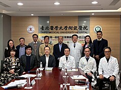 Bệnh viện trực thuộc Đại học Y khoa Đài Bắc vào ngày 13/1 đã tổ chức một buổi hội thảo, với sự tham dự của đoàn đại biểu do các lãnh đạo cấp cao từ Tập đoàn Hồng Ngọc dẫn đầu. (Ảnh: CNA)
