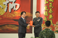 Khánh thành doanh trại Quan Miếu Bộ Huấn luyện pháo binh, Tổng thống: sẽ hữu ích trong nâng cao sức chiến quân đội. (Ảnh: CNA)